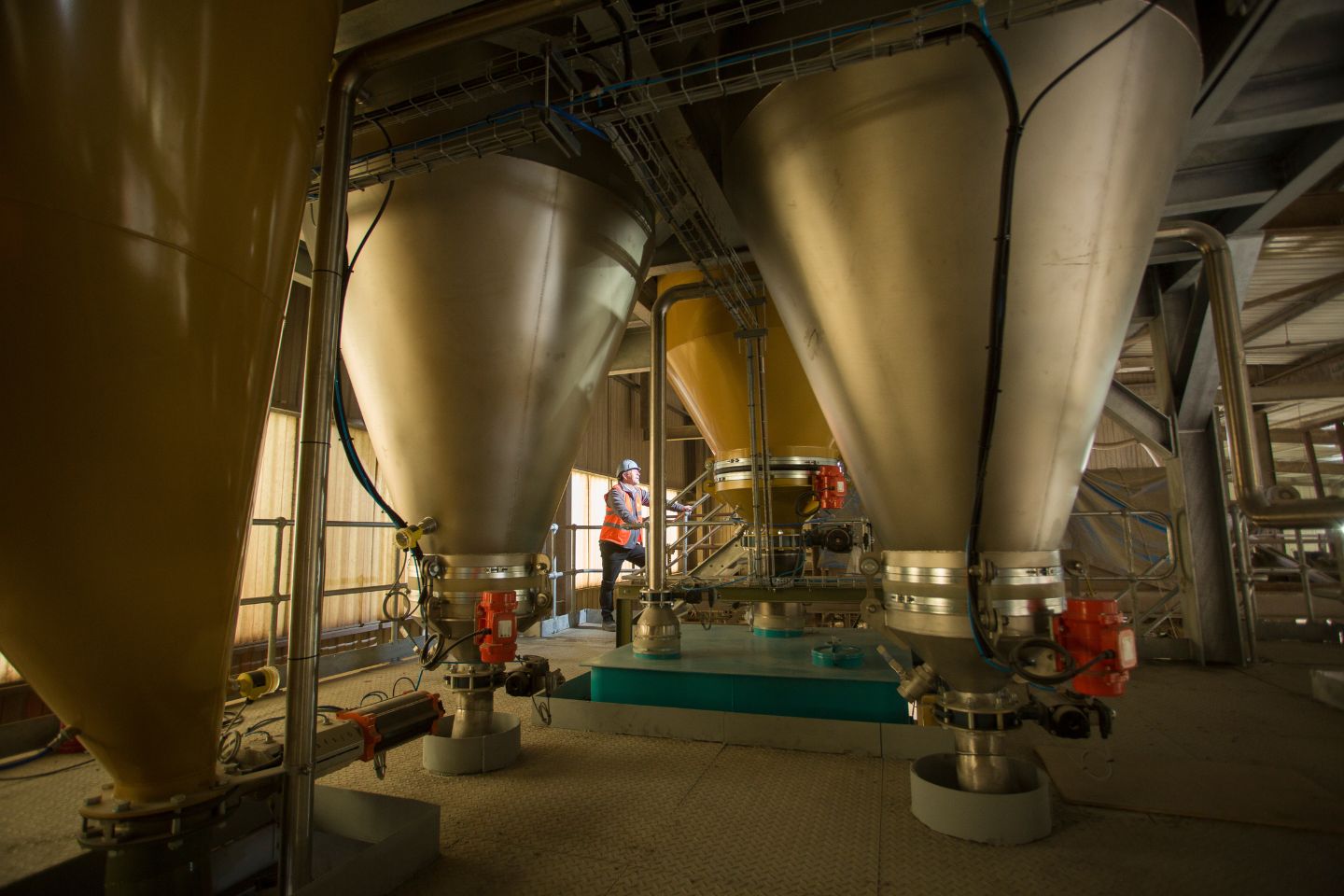 Installation de m&eacute;lange et de dosage chez Material Evolution, fabricant de ciment durable