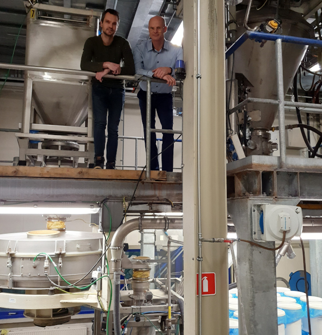 Stefan van Rienen (g) et Berthram Mak (d) sur un syst&egrave;me de m&eacute;lange dans le Station d'Essais de Hosokawa Micron &agrave; Doetinchem