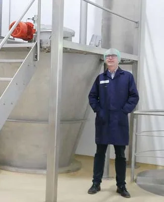 Thomas Weber, responsable de l’ingénierie des procédés chez Martin Bauer, à côté d’un mélangeur Hosokawa Micron