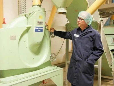 M. Weber à côté d’un broyeur Hosokawa Alpine