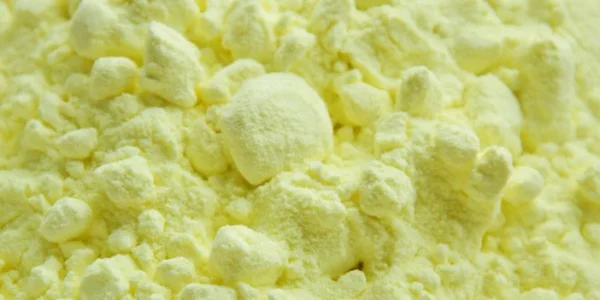 Gros plan de poudre de soufre jaune