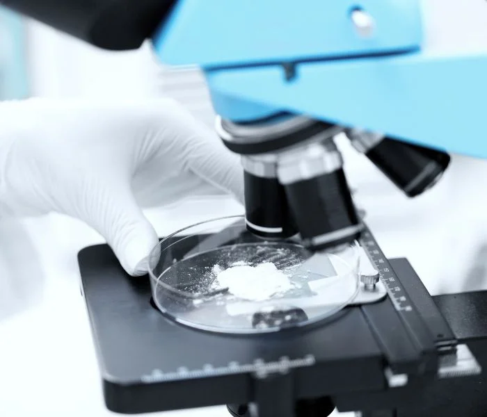 Fabrication en continu dans le traitement des poudres pharmaceutiques