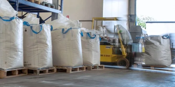 Traitement à façon des poudres et solides en vrac